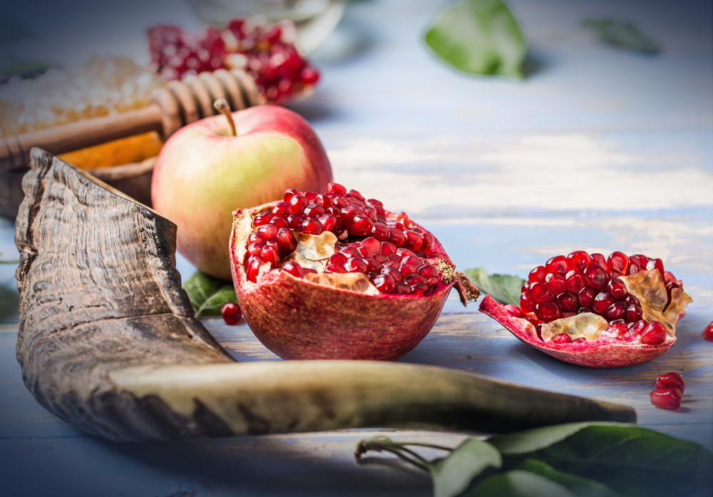 image of shofar and pomegranet apples and honey